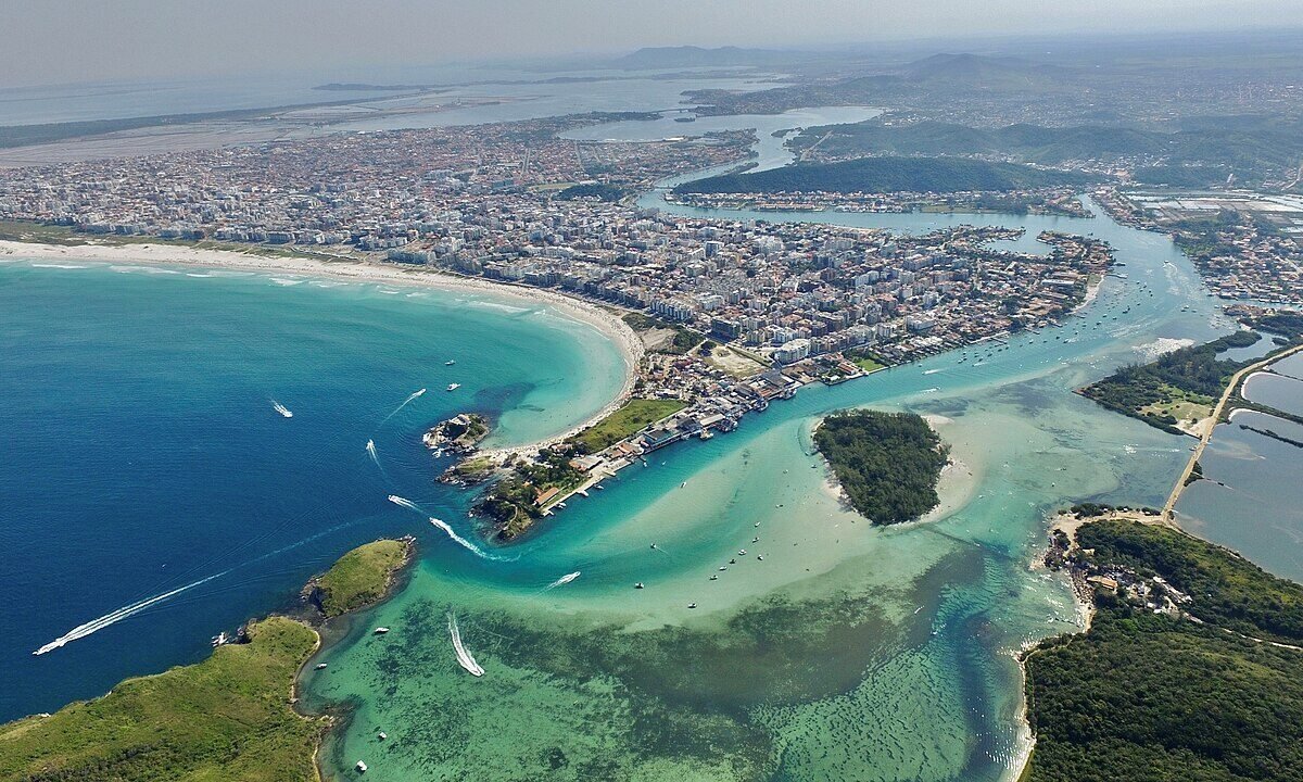 1280px-Cabo_Frio_-_vista_aérea